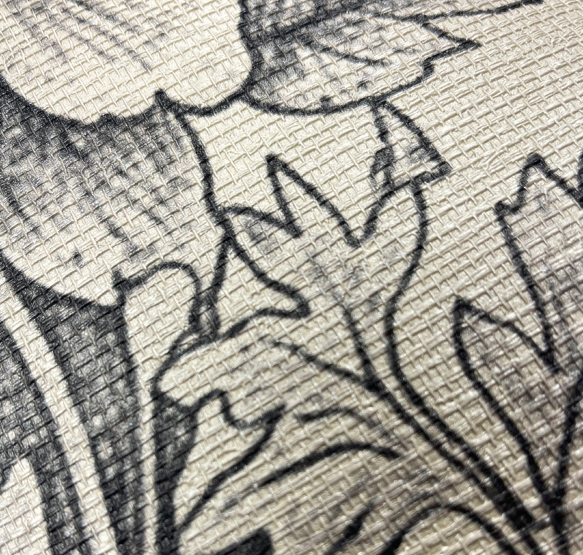 HDWALLS WOODLAND Charcoal Raffia macro showing charcoal botanical linework over beige AMAMI grasscloth-embossed vinyl