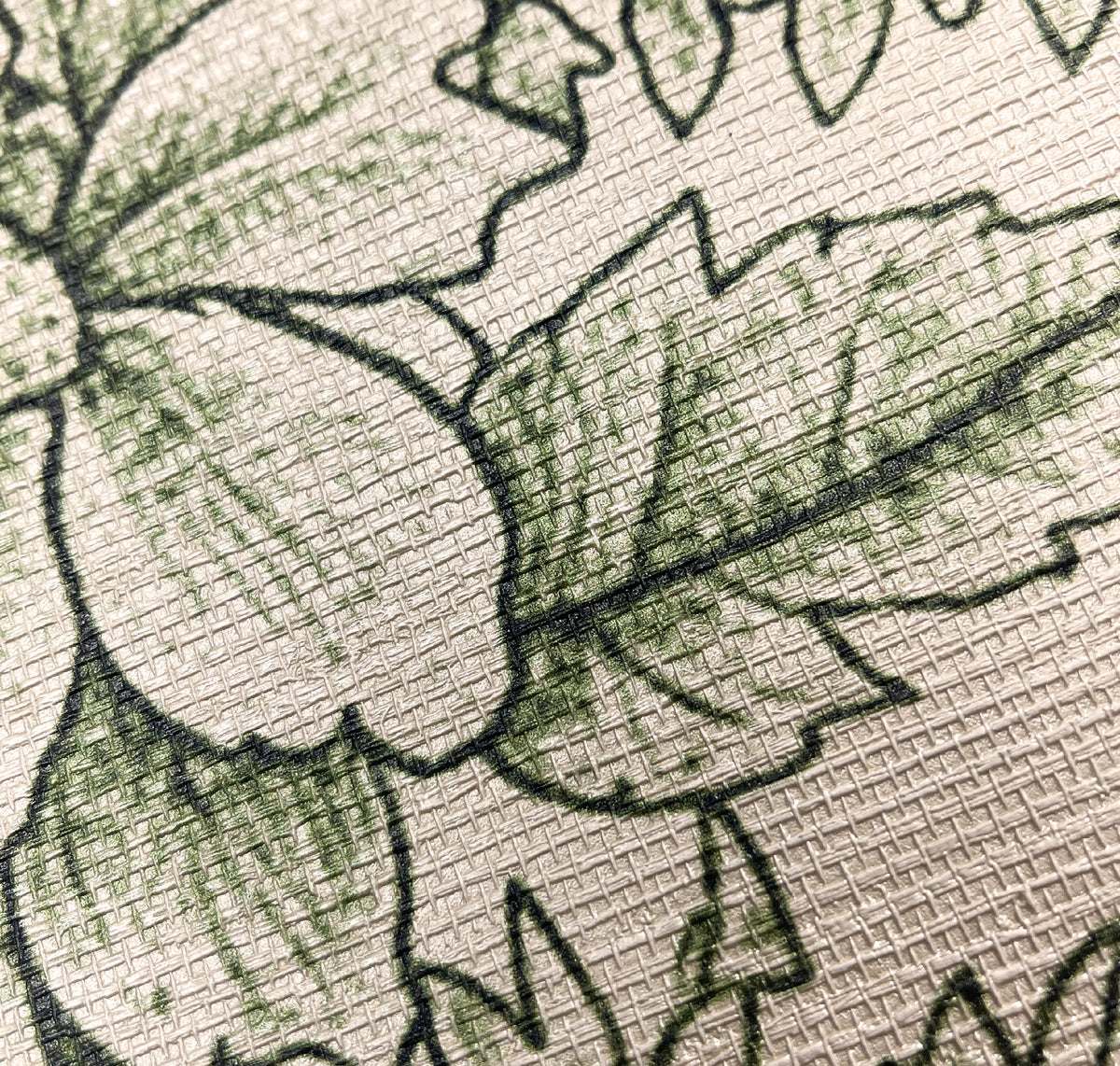 HDWALLS WOODLAND Fern Hemp macro showing moss-green botanical details on light beige AMAMI grasscloth-embossed vinyl